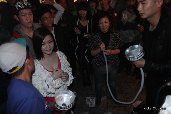 最猛的是广州站啤酒灌肠比赛有女孩子参加!